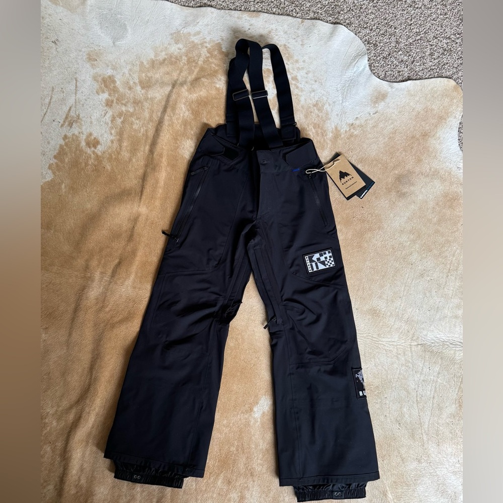 New Kids Burton Daybeacon 3L Bib pants

Size Small 

Color: TRUE BLACK